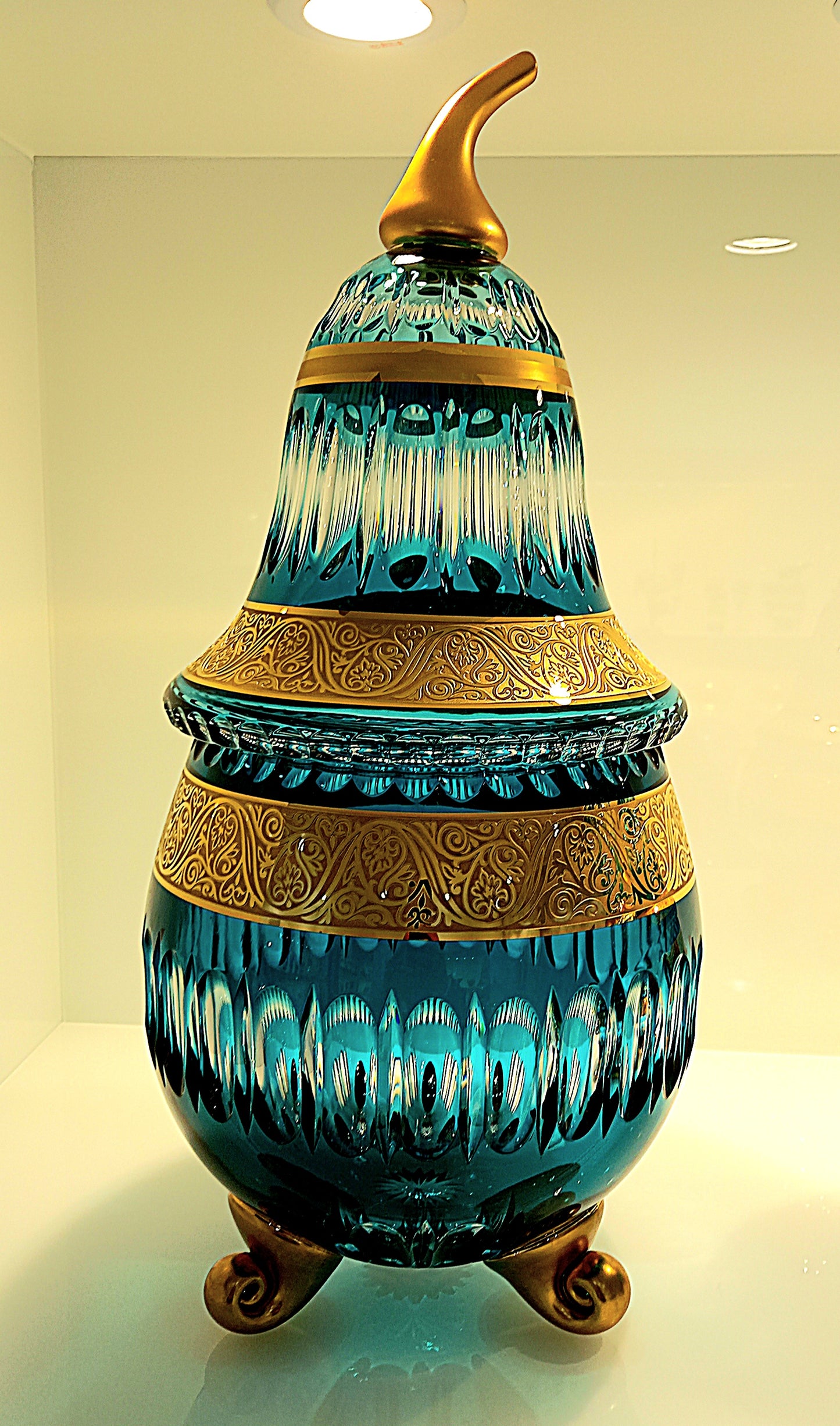 Covered urn blue On Demand