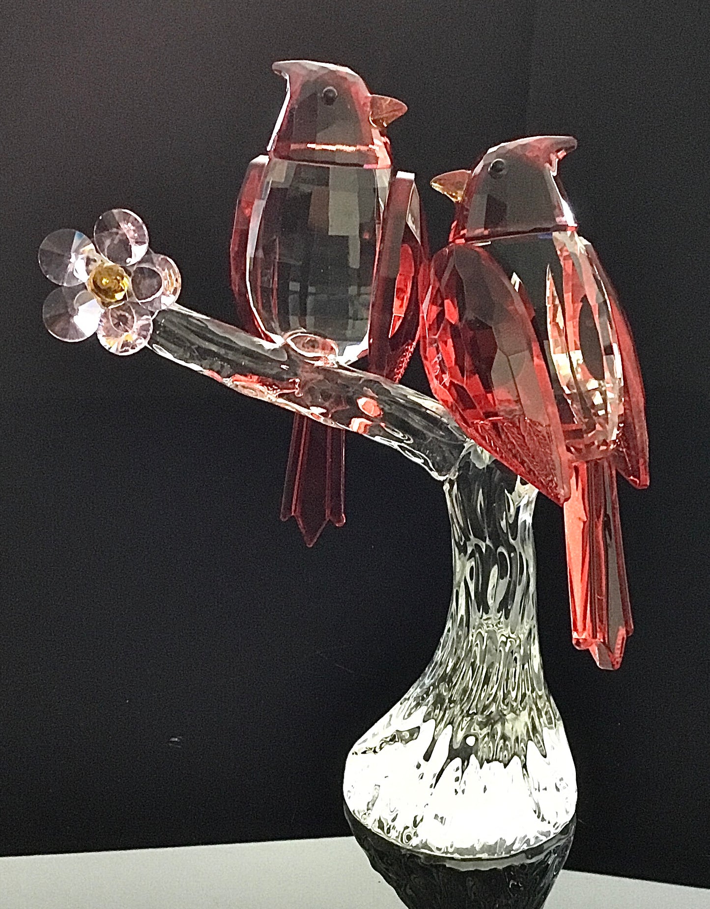 Figurine crystal parrots